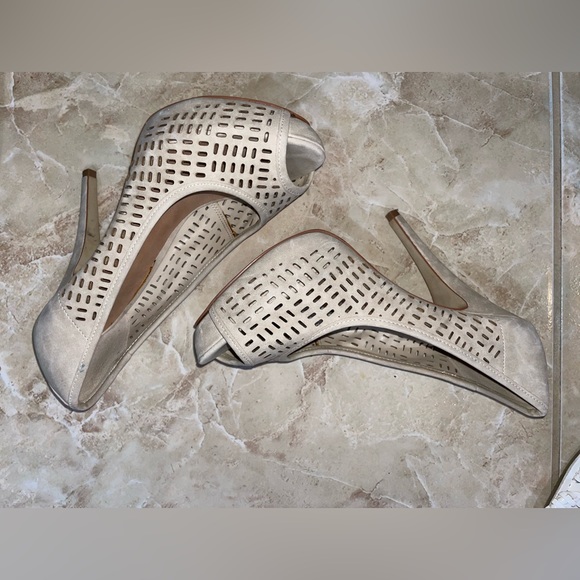 Heals - Picture 1 of 1